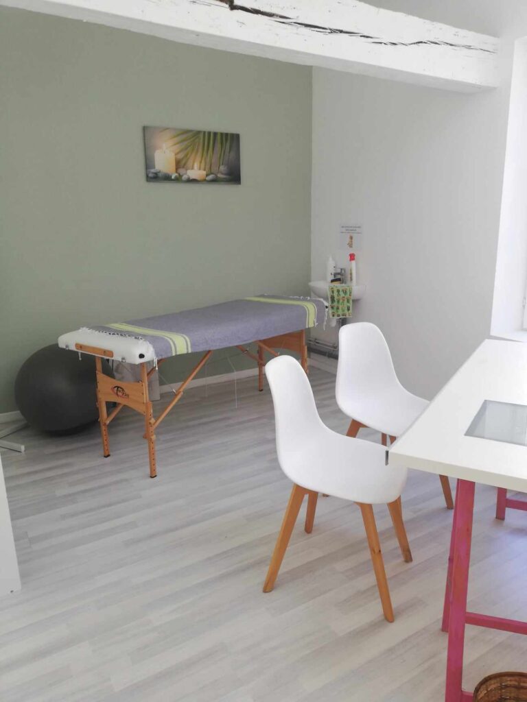 Salle bien-&ecirc;tre avec table de massage